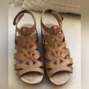 Earth sand brown sandal, 6.5